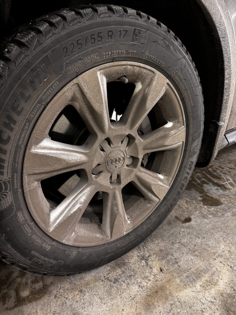 Must velg enne puhastust – veljele kogunenud piduritolm, teekemikaalid ja tugev mustus enne põhjalikku velgede pesu Poleerkarus.